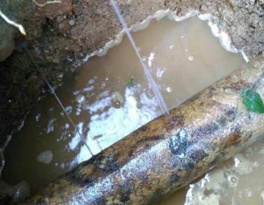 夏县楼顶渗水维修公司分享下地暖漏水的原因及检测方法。